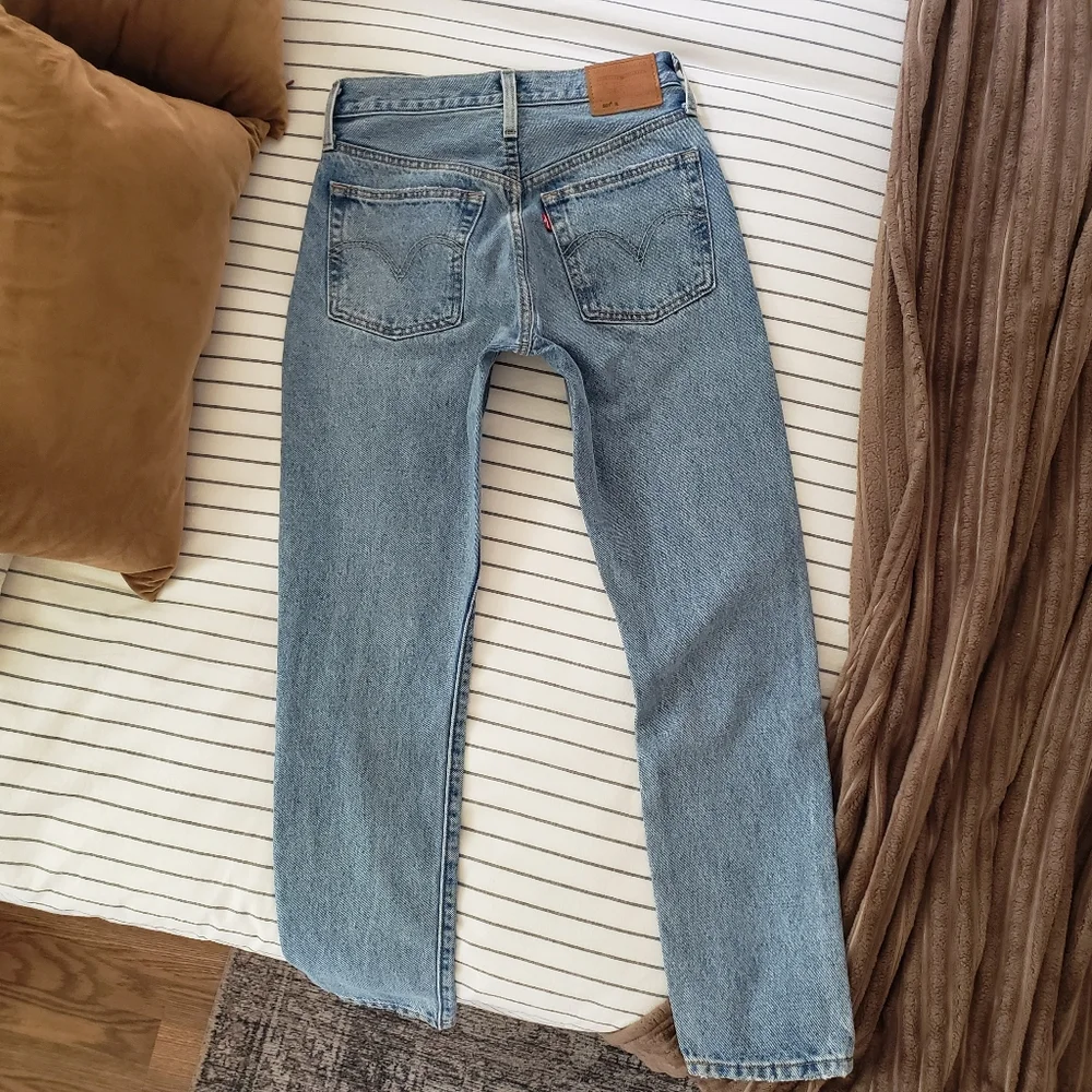 💙Premium 501 Levi's Skinny Ripped Jeans 24 X 28 $98💙 - Picture 4 of 8